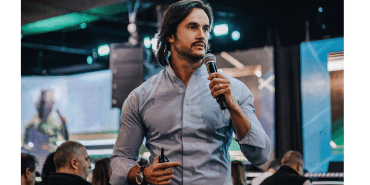 Pyero Tavolazzi organiza evento inédito nos EUA reunindo empresários e investidores brasileiros milionários e bilionários Pyero Tavolazzi organiza o maior encontro para empresarios brasileiros nos EUA 1