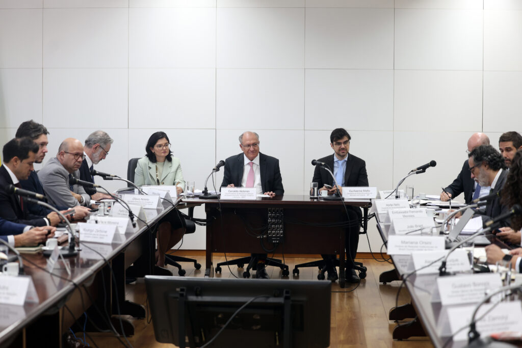 Crise Brasil x EUA: Senado Articula Ofensiva Contra Tarifas e Mira Aliança Com a China Senadores articulam resposta ao tarifaco nos proximos dias em Washington