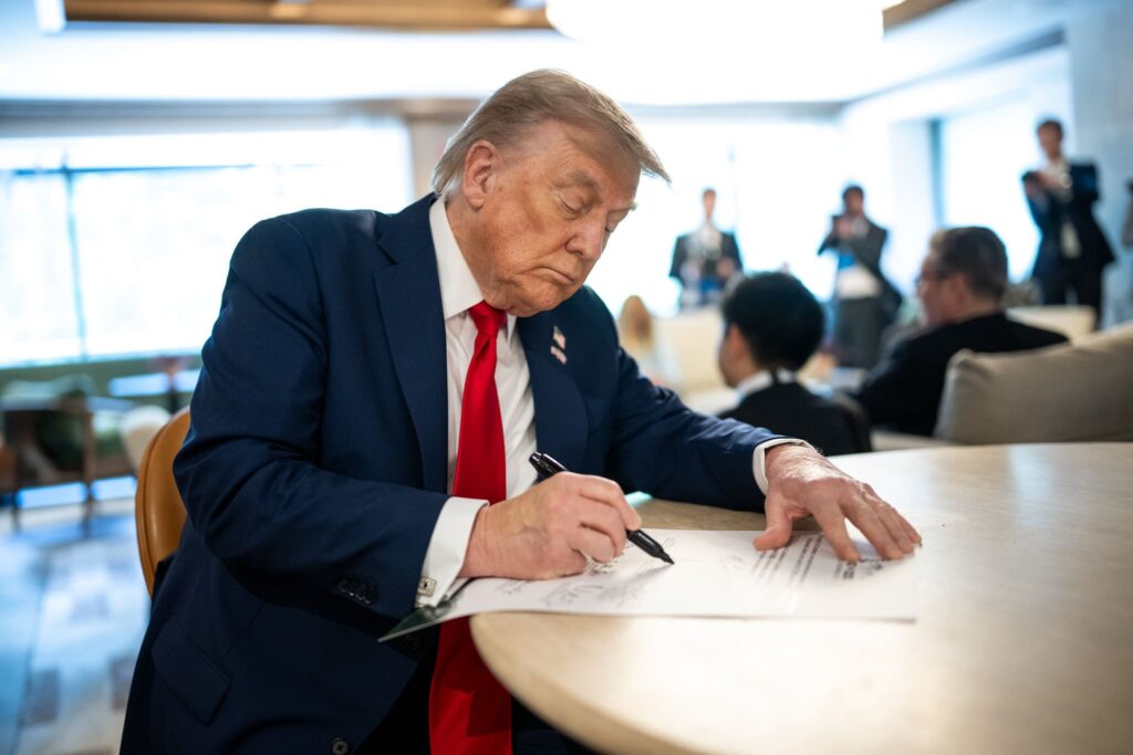 Trump ameaça impor tarifa de 100% a países que mantêm laços comerciais com a Rússia Trump ameaca tarifa 100 a paises com lacos com a Russia Foto oficial Casa Branca