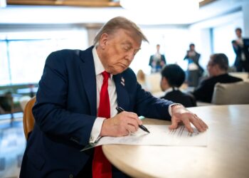 Trump ameaça impor tarifa de 100% a países que mantêm laços comerciais com a Rússia