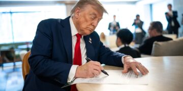 Trump ameaça impor tarifa de 100% a países que mantêm laços comerciais com a Rússia