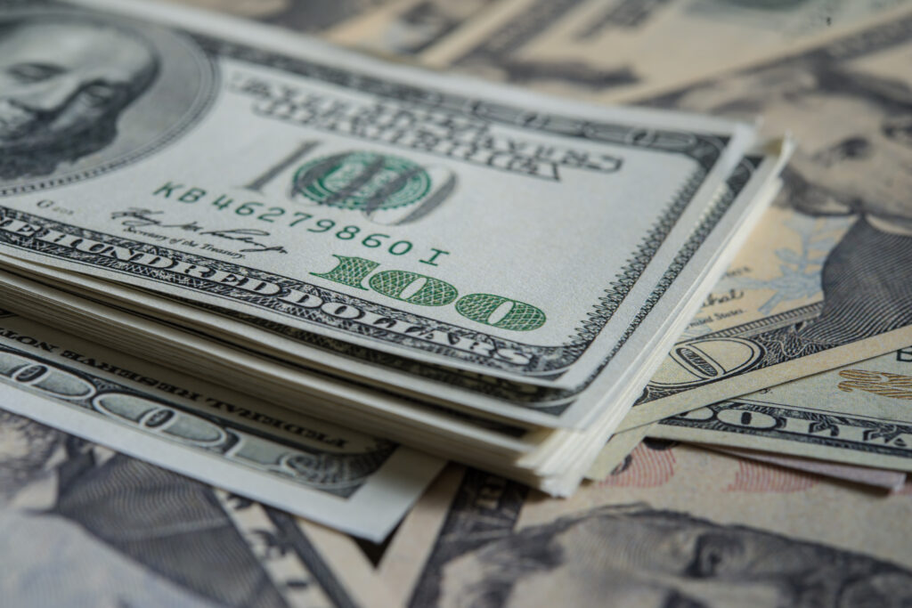 Dólar se Recupera com Alívio Comercial EUA-UE; Mercado Aguarda Decisão do Fed dolar se recupera