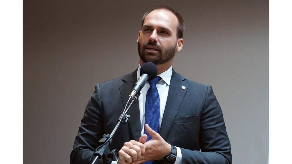 Imprensa internacional destaca papel de Eduardo Bolsonaro em tensões entre Brasil e EUA imprensa brasileira destaca papel Eduardo Bolsonaro na crise politica entre Brasil e EUA 1