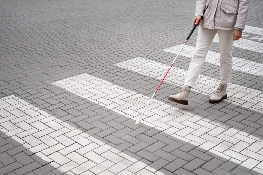 Projeto seleciona propostas de bengalas inteligentes para ampliar mobilidade de pessoas com deficiência visual pessoas deficiencia visual 1 1