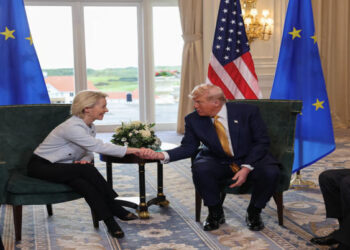 Trump anuncia novo acordo com a União Europeia e tarifas caem para 15%; tarifaço ao Brasil segue e começa a valer a partir da sexta-feira