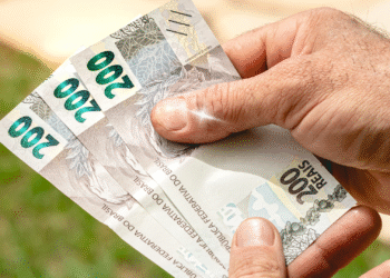 Real se desvaloriza com peso da inflação e tensão com os EUA