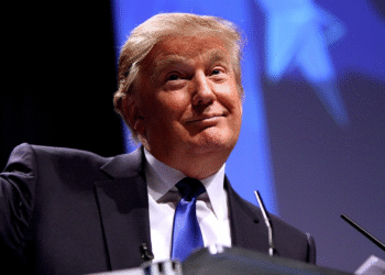 Trump impõe tarifa de 50% sobre produtos brasileiros em retaliação ao julgamento de Bolsonaro e desequilíbrio comercial