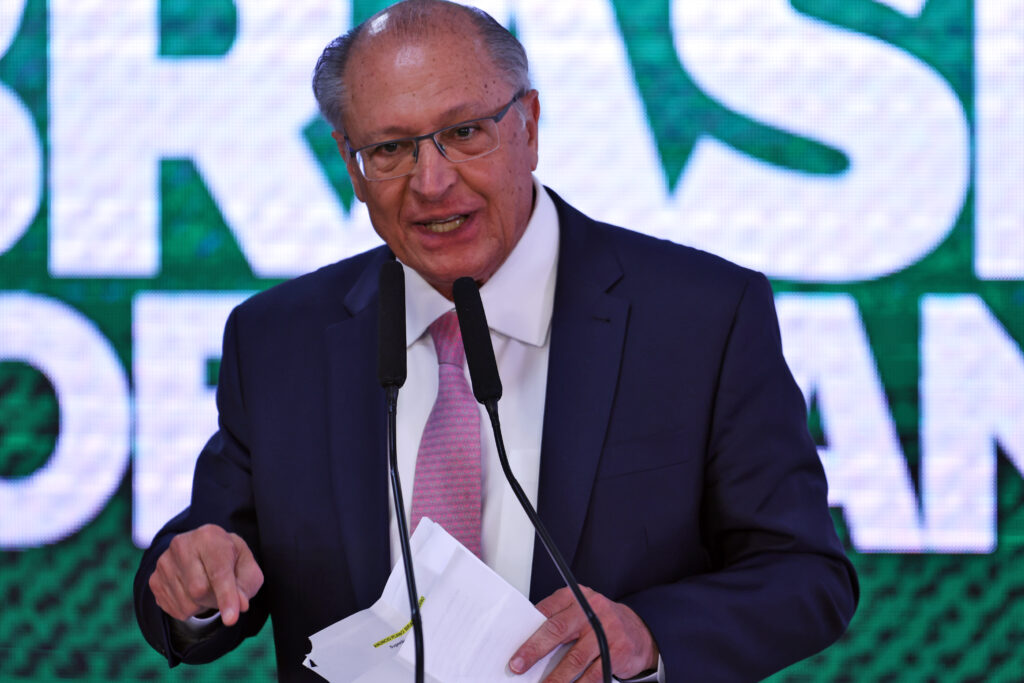 Alckmin diz que tarifaço de Trump já afeta 3,3% das exportações brasileiras e garante: “Vai passar” Alckmin tarifaco