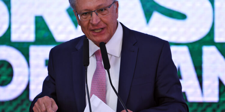 Alckmin diz que tarifaço de Trump já afeta 3,3% das exportações brasileiras e garante: “Vai passar” 14 O vice-presidente, Geraldo Alckmin, durante assinatura da medida provisória (MP) Brasil Soberano., no Palácio do Planalto Foto: CanalGov/Reprodução