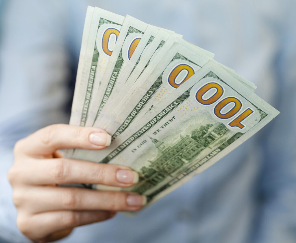 Dólar fecha acima de R$ 5,60 pela primeira vez em quase dois meses; Ibovespa tem pior fechamento mensal desde dezembro Dolar fecha em alta 2