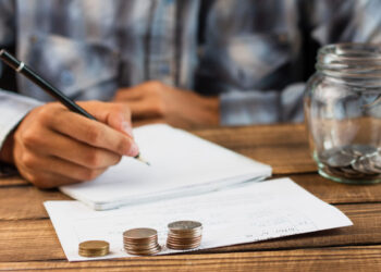 Pesquisa aponta que 56% dos trabalhadores CLT estão endividados no Brasil