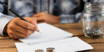 Pesquisa aponta que 56% dos trabalhadores CLT estão endividados no Brasil 3 Pesquisa aponta que 56% dos trabalhadores CLT estão endividados no Brasil