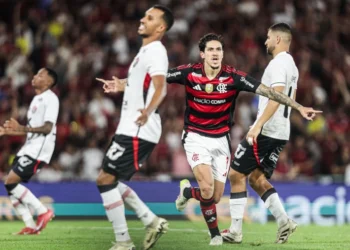 Flamengo aplica goleada histórica sobre o Vitória e amplia liderança no Brasileirão