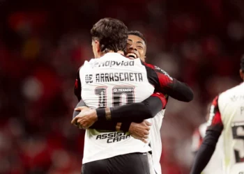 Flamengo vence Internacional e garante vaga nas quartas da Libertadores
