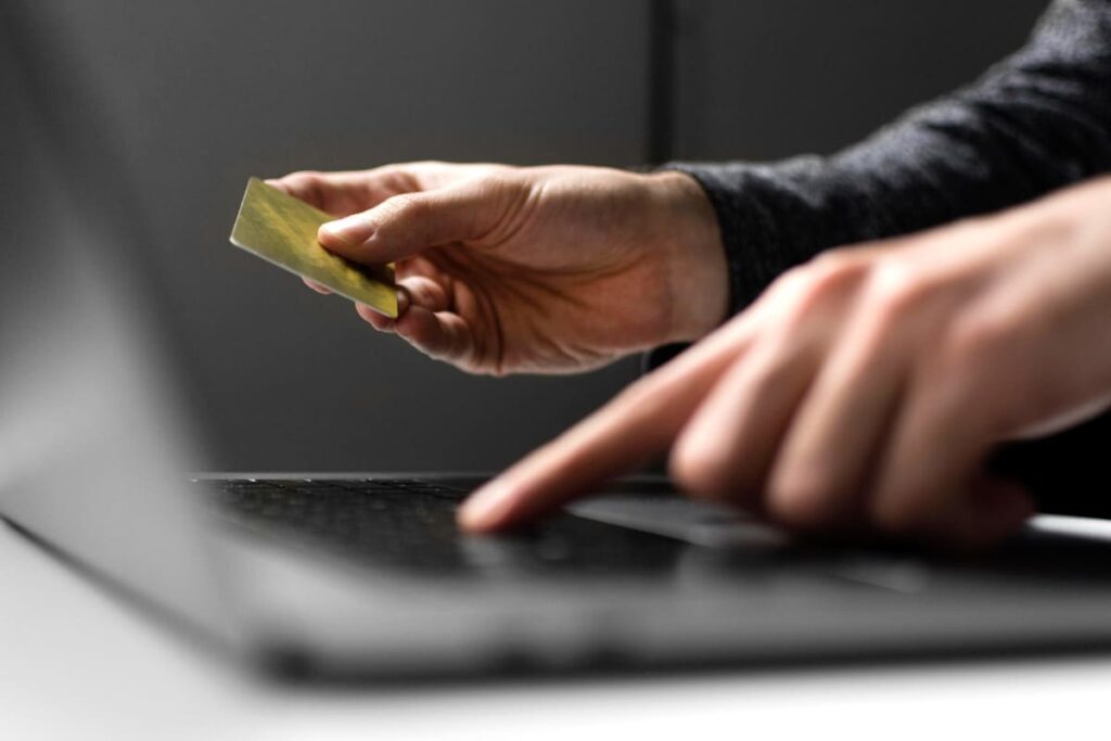 E-commerce brasileiro deve atingir US$ 148 bilhões e se torna alvo de fraudes digitais Fraudes digitais 1 1