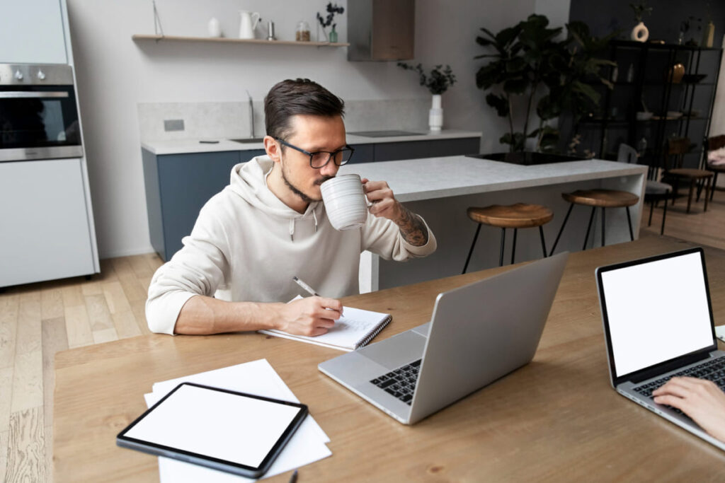 Mercado imobiliário brasileiro se adapta ao impacto do trabalho remoto em 2025 Home office 2 1 1
