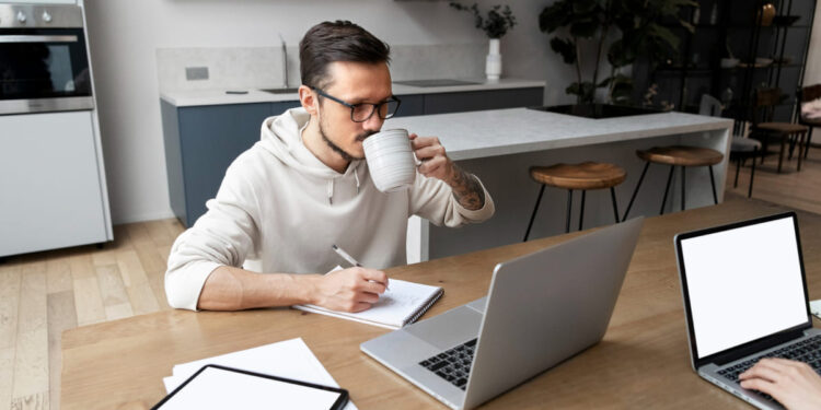 Mercado imobiliário brasileiro se adapta ao impacto do trabalho remoto em 2025 16 Foto: Reprodução/ Freepik