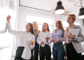 Liderança feminina avança no setor de franquias no Brasil em 2025