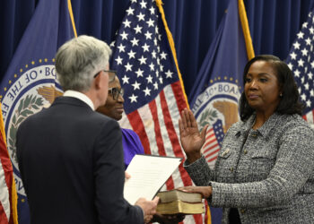 Trump demite governadora do Federal Reserve sob acusação de fraude hipotecária; Lisa Cook reage e diz que não sairá do cargo