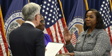 Trump demite governadora do Federal Reserve sob acusação de fraude hipotecária; Lisa Cook reage e diz que não sairá do cargo