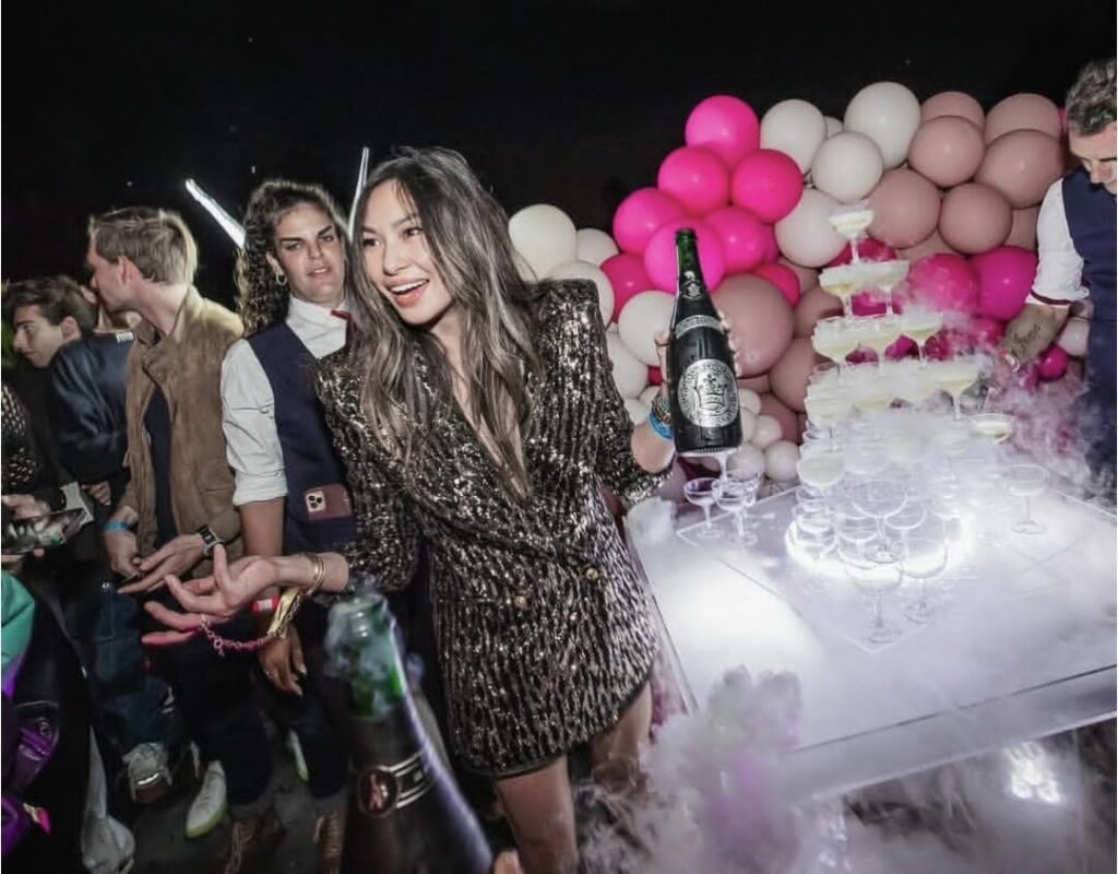 De jatinho privado a corrida de app compartilhada: Quem é a bilionária que faz questão de economizar em detalhes do dia a dia Lucy Guo bilionaria 30 anos