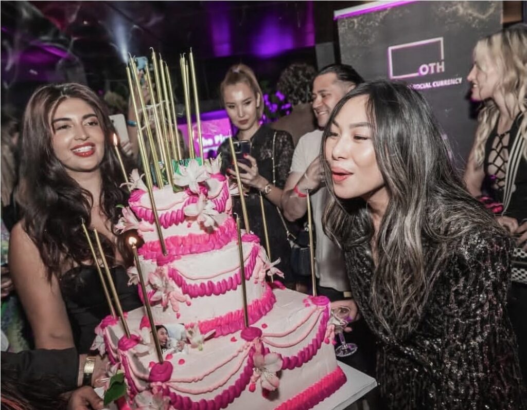 De jatinho privado a corrida de app compartilhada: Quem é a bilionária que faz questão de economizar em detalhes do dia a dia Lucy Guo celebra aniversario