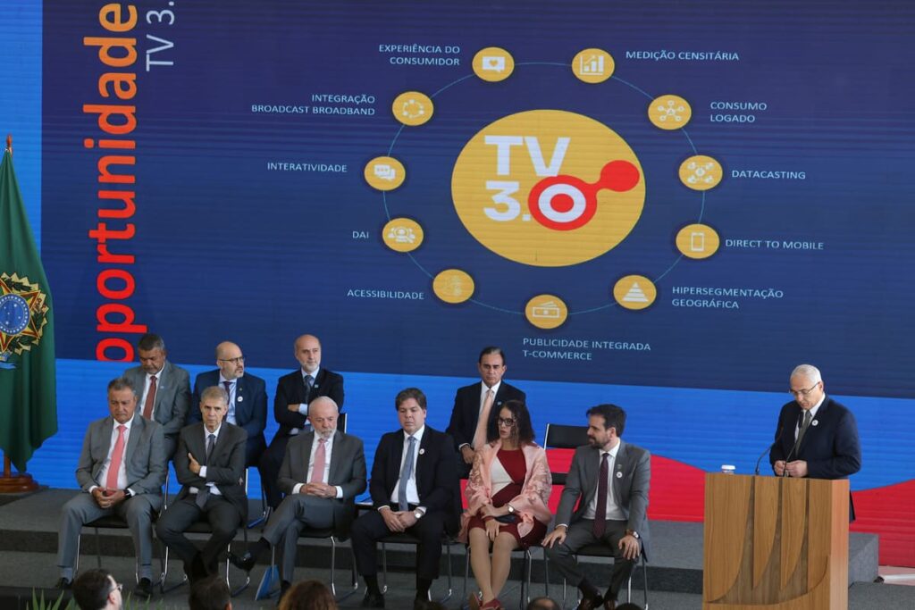 Lula assina decreto que regulamenta a TV 3.0; implantação começa em 2026 Lula 2 1 1