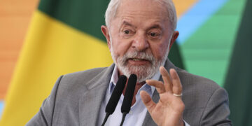 Em resposta às sanções, Lula diz que Brasil só negocia com os EUA em pé de igualdade 1 Em resposta às sanções, Lula diz que Brasil só negocia com os EUA em pé de igualdade