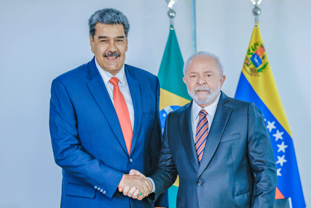 Maduro anuncia alistamento em massa; Brasil monitora chegada dos navios dos EUA à América Latina Maduro anuncia alistamento em massa Brasil monitora