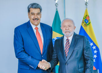 Maduro anuncia alistamento em massa; Brasil monitora chegada dos navios dos EUA à América Latina