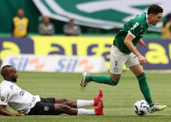 Palmeiras reage diante da torcida e Santos vence de virada no Brasileirão