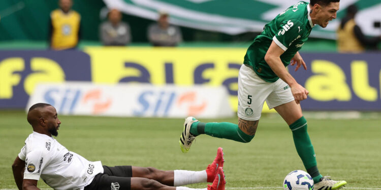 Palmeiras reage diante da torcida e Santos vence de virada no Brasileirão 14 O jogador Anibal Moreno, da SE Palmeiras, disputa bola com o jogador do Ceará SC, durante partida válida pela décima nona rodada, do Campeonato Brasileiro, Série A, na arena Allianz Parque. (Foto: Cesar Greco/Palmeiras/by Canon)