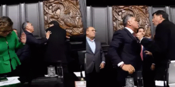 Senadores mexicanos partem para agressão física após discussão sobre os Estados Unidos 1 Senadores mexicanos partem para agressão física após discussão sobre os Estados Unidos