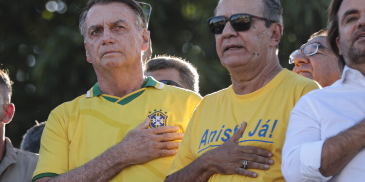 O ex presidente, Jair Bolsonaro (e) e pastor, Silas Malafaia (d), participam da manifestação em defesa da anistia aos condenados nos atos golpistas de 8 de Janeiro
Foto: Joédson Alves/Agência Brasil