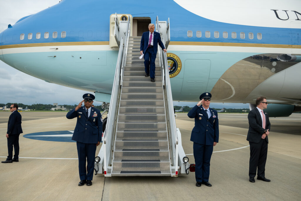Trump chega ao Alasca para reunião de alto nível com Vladimir Putin Trump Putin Alaska