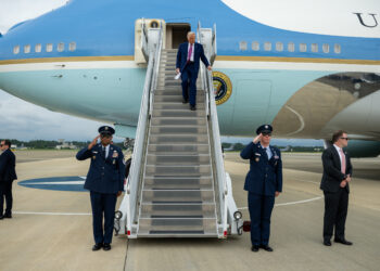 Trump chega ao Alasca para reunião de alto nível com Vladimir Putin