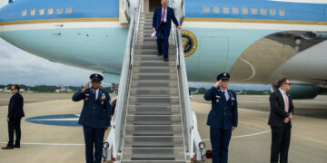 Trump chega ao Alasca para reunião de alto nível com Vladimir Putin