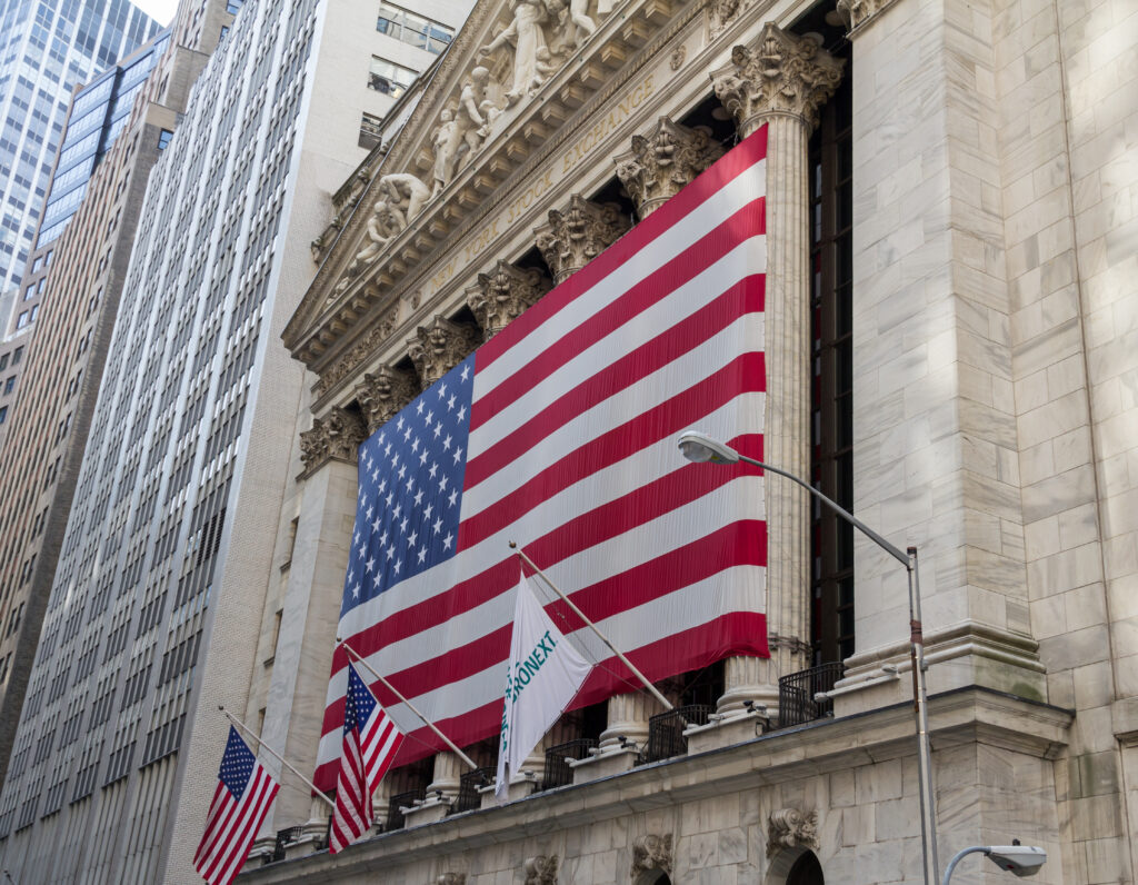Wall Street fecha em alta com disparada da Apple e tarifas comerciais de Trump bolsas norte americanas fecham em alta