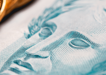 Ibovespa fecha em alta e atinge máxima em mais de um mês