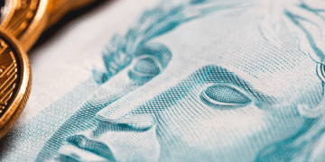 Ibovespa fecha em alta e atinge máxima em mais de um mês