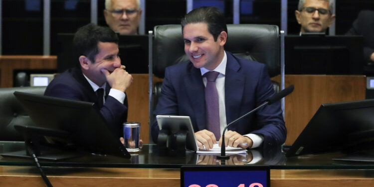 Câmara aprova urgência para isenção do IR até R$ 5 mil; mais ricos pagarão alíquota extra de até 10% 13 Sessão da Câmara que votou a urgência do PL de Isenção de Imposto de Renda pra quem ganha até R$ 5 mil. Foto: Lula Marques/Agência Brasil