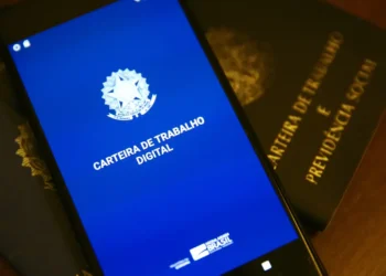 Tarifaço dos EUA pode eliminar mais de 600 mil empregos no Brasil em uma década, alerta estudo