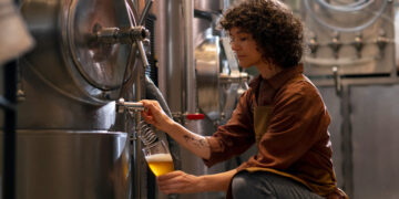 Indústria cervejeira brasileira cresce em número de estabelecimentos e mantém produção estável em 2024