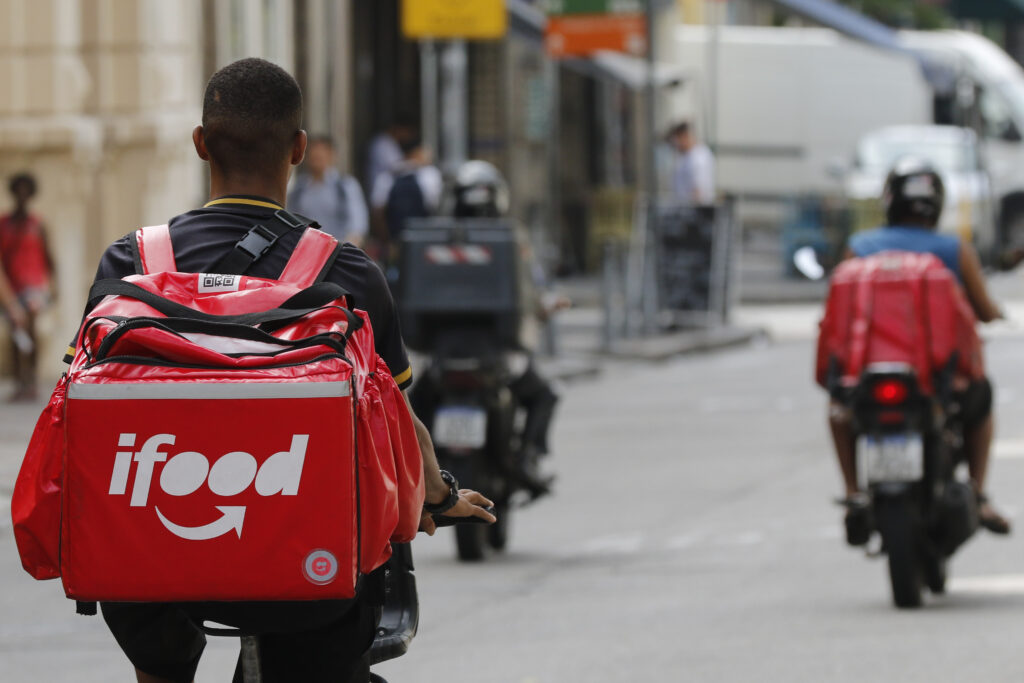 iFood e Mottu anunciam descontos para entregadores, mas sindicato alerta para risco de estímulo à velocidade ifood acordo mottu