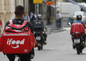 iFood e Mottu anunciam descontos para entregadores, mas sindicato alerta para risco de estímulo à velocidade