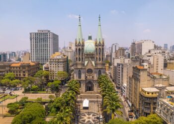 Turismo internacional no Brasil atinge recorde com quase 6 milhões de visitantes em 2025