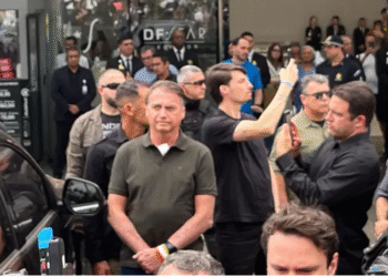 Bolsonaro deixa hospital após procedimentos médicos, é recebido com manifestações de apoiadores e retorna à prisão domiciliar
