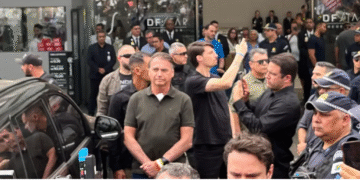 Bolsonaro deixa hospital após procedimentos médicos, é recebido com manifestações de apoiadores e retorna à prisão domiciliar 1 Bolsonaro deixa hospital após procedimentos médicos, é recebido com manifestações de apoiadores e retorna à prisão domiciliar