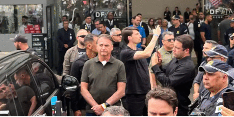 Bolsonaro deixa hospital após procedimentos médicos, é recebido com manifestações de apoiadores e retorna à prisão domiciliar 13 Foto: Reprodução
