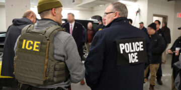 A agência de Imigração e Alfândega dos EUA (ICE) retoma contrato com empresa de tecnologia capaz de hackear qualquer celular ou aplicativos criptografados 25 A agência de Imigração e Alfândega dos EUA (ICE) retoma contrato com empresa de tecnologia capaz de hackear qualquer celular ou aplicativos criptografados